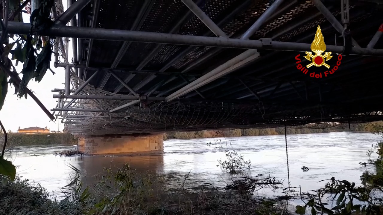In attesa della piena, campi allagati e spiagge ‘mangiate’