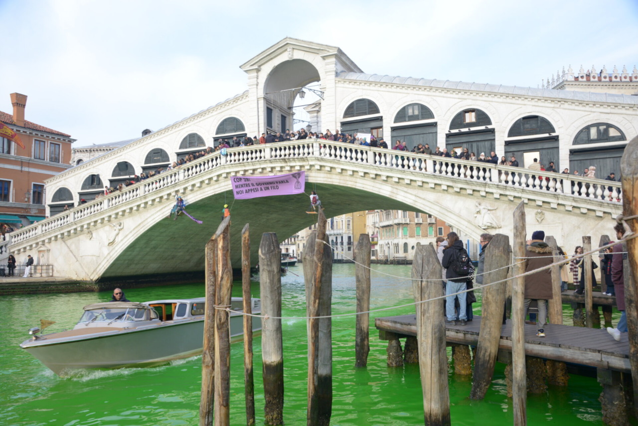 Blitz attivisti in Canal Grande a Venezia. Il sindaco Brugnaro: “Ora basta denunciamo”