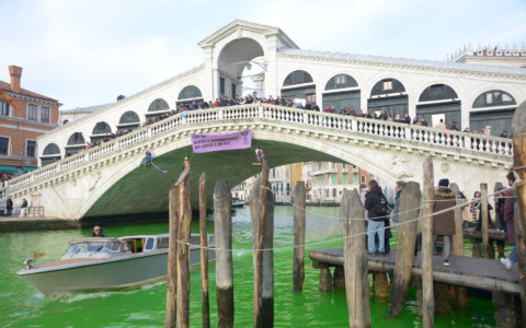 Blitz attivisti in Canal Grande a Venezia. Il sindaco Brugnaro: “Ora basta denunciamo”