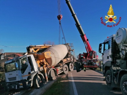 Cede la strada e la betoniera quasi si rovescia, le foto da Adria
