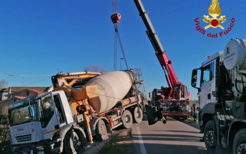 Cede la strada e la betoniera quasi si rovescia, le foto da Adria