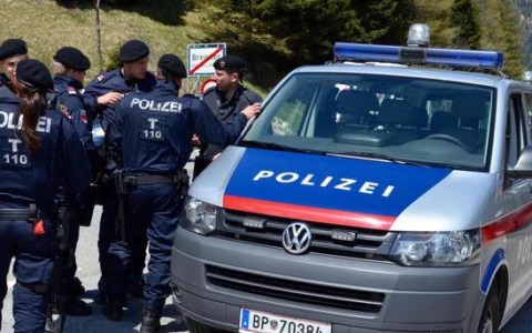 Libretto sequestrato al Pullman turistico, 27 polesani a piedi in Austria