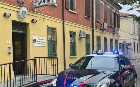 Stalkerizza una famiglia: in manette una donna di 48 anni