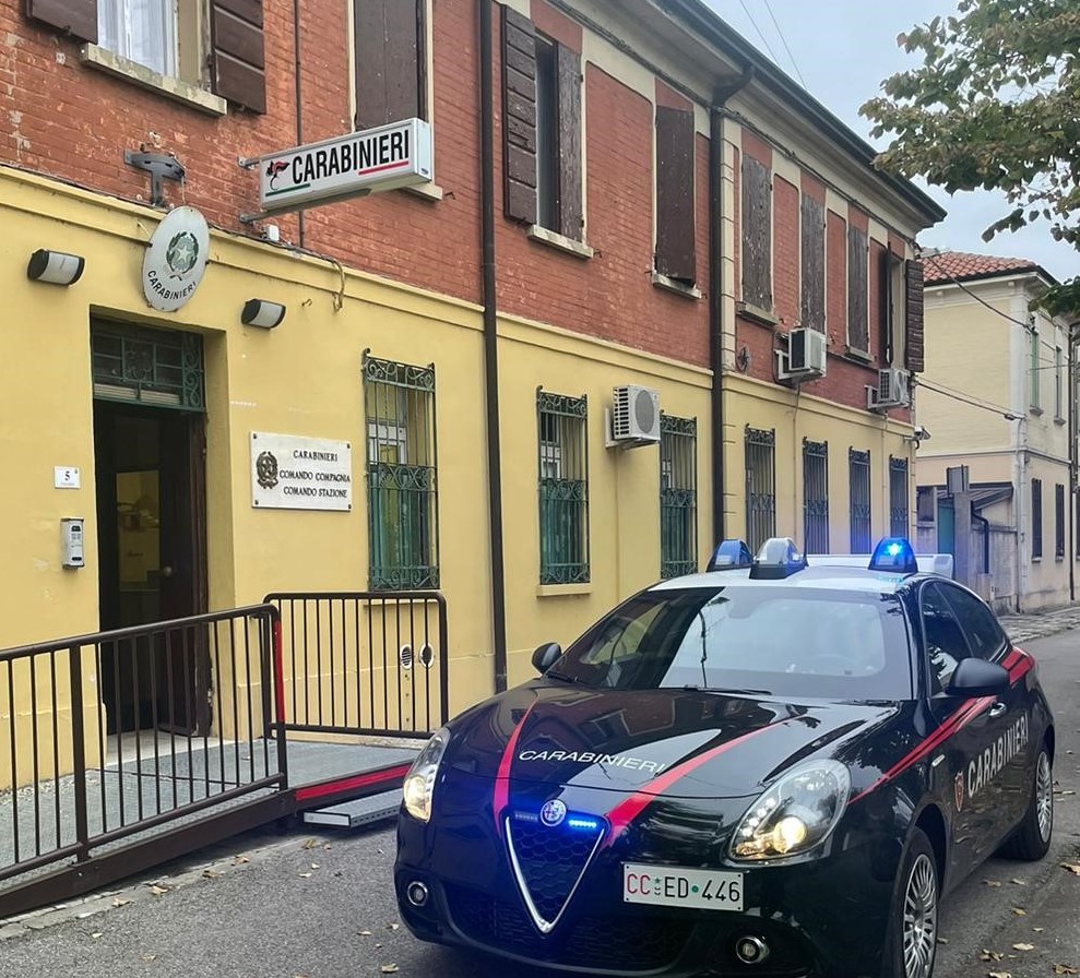 Stalkerizza una famiglia: in manette una donna di 48 anni