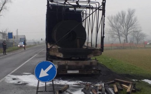 SR 6 “Eridania Occidentale” a senso unico alternato per un rimorchio in fiamme