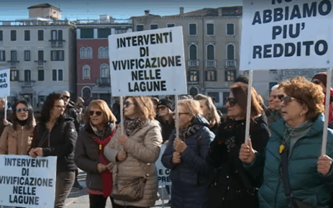 Protesta dei pescatori rodigini a Venezia, “Vongole quasi scomparse da Porto Tolle”