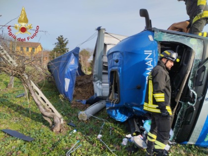 Ceneselli, tir si ribalta e l’autista rimane incastrato tra le lamiere
