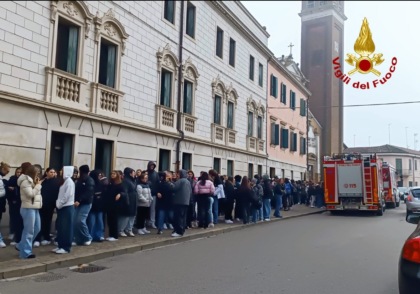 Fiamme al liceo Bocchi-Galileo di Adria, gli studenti si precipitano fuori dall’Istituto