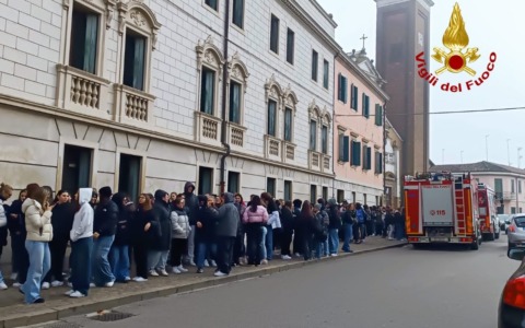 Fiamme al liceo Bocchi-Galileo di Adria, gli studenti si precipitano fuori dall’Istituto