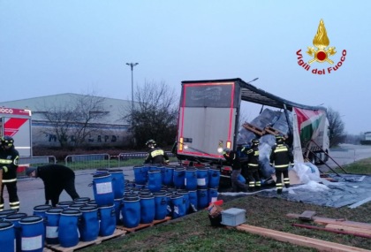 Rischio sversamento di agenti chimici, un camion soccorso a Rovigo