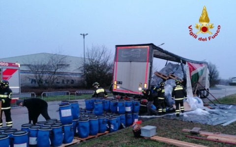 Rischio sversamento di agenti chimici, un camion soccorso a Rovigo
