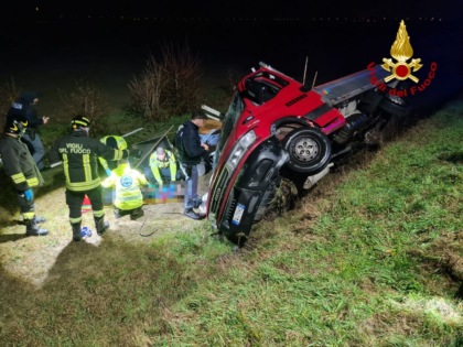 Perde il controllo del furgone e si ribalta: illeso il conducente, ferito il passeggero