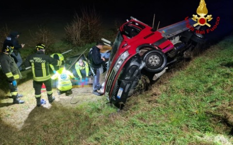 Perde il controllo del furgone e si ribalta: illeso il conducente, ferito il passeggero