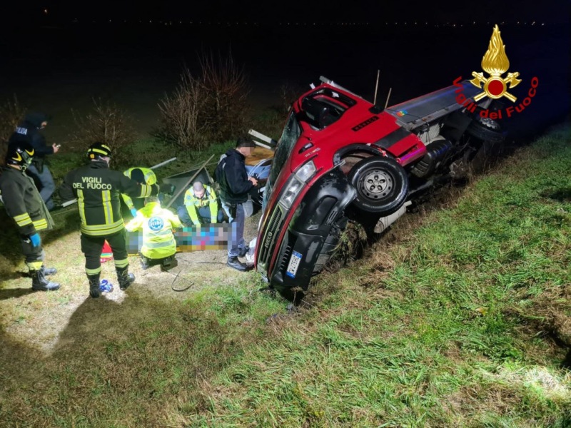 Perde il controllo del furgone e si ribalta: illeso il conducente, ferito il passeggero