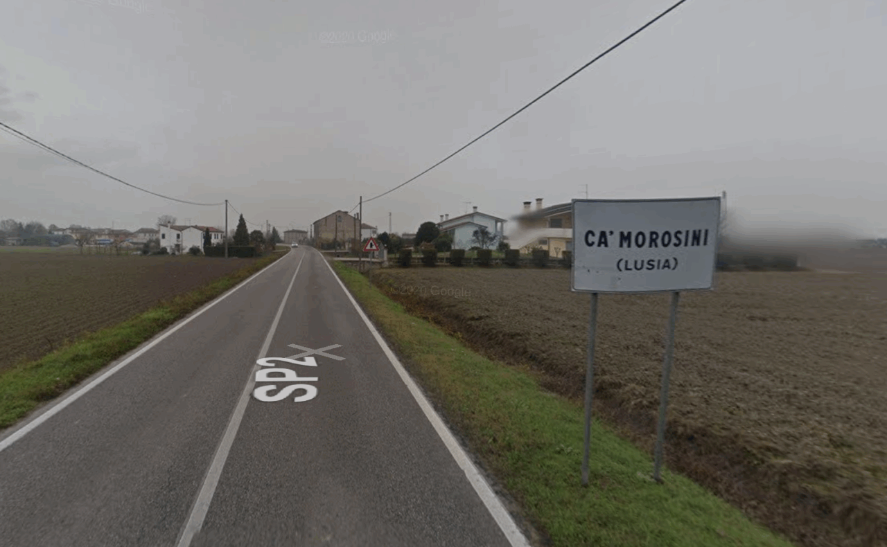 Motociclista rodigino si schianta in curva, il mezzo prende fuoco e lui è gravissimo