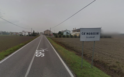 Motociclista rodigino si schianta in curva, il mezzo prende fuoco e lui è gravissimo