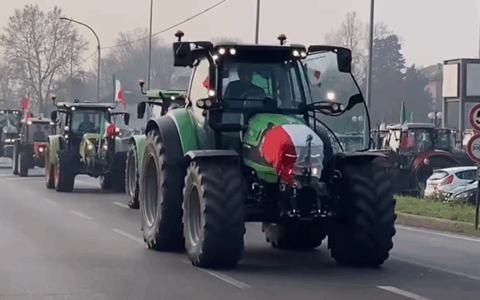 Protesta degli agricoltori davanti alla Fiera di Rovigo, corteo di oltre 500 trattori