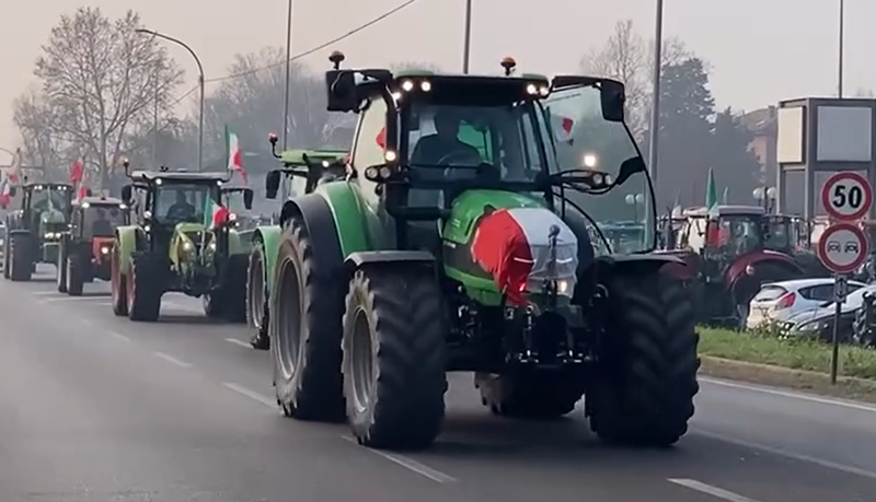 Protesta degli agricoltori davanti alla Fiera di Rovigo, corteo di oltre 500 trattori