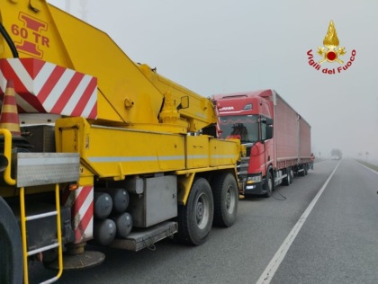Paura a Ficarolo, tir bloccato in mezzo alla strada ma nessuno lo vede a causa della nebbia