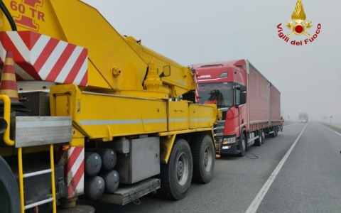 Paura a Ficarolo, tir bloccato in mezzo alla strada ma nessuno lo vede a causa della nebbia