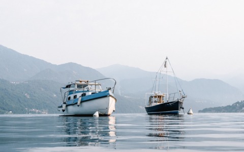 Usa un falso contrassegno per la sua barca e guida senza abilitazione nautica