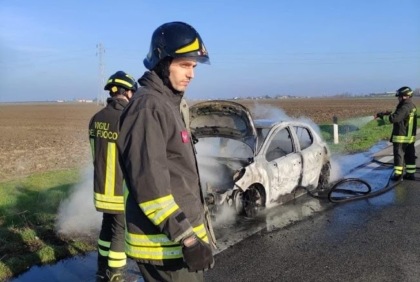 Auto a fuoco sulla Transpolesana, i tre passeggeri riescono a sfuggire alle fiamme