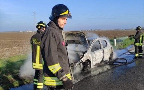 Auto a fuoco sulla Transpolesana, i tre passeggeri riescono a sfuggire alle fiamme