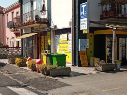 Tabaccaia presa per il collo e liberata dal marito: il rapinatore fugge (con la cliente complice)
