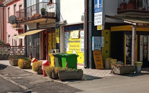 Tabaccaia presa per il collo e liberata dal marito: il rapinatore fugge (con la cliente complice)