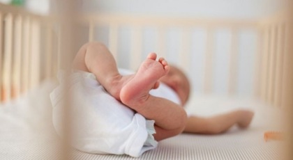 Bambino morto per maltrattamenti, madre a processo