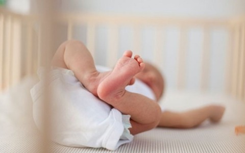 Bambino morto per maltrattamenti, madre a processo