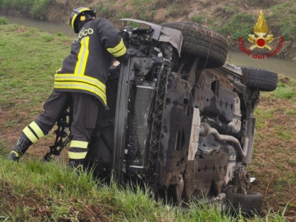 Esce di strada, colpisce un palo e poi si ribalta vicino al canale