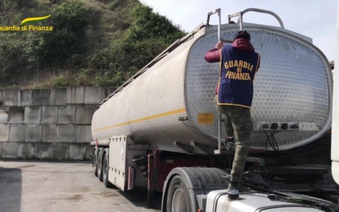 Frode da 300 milioni sui carburanti
