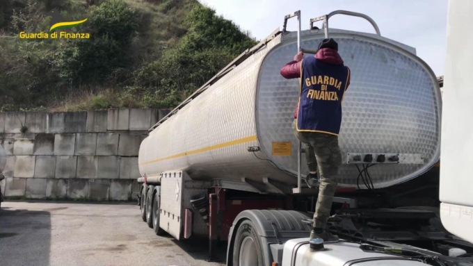 Frode da 300 milioni sui carburanti