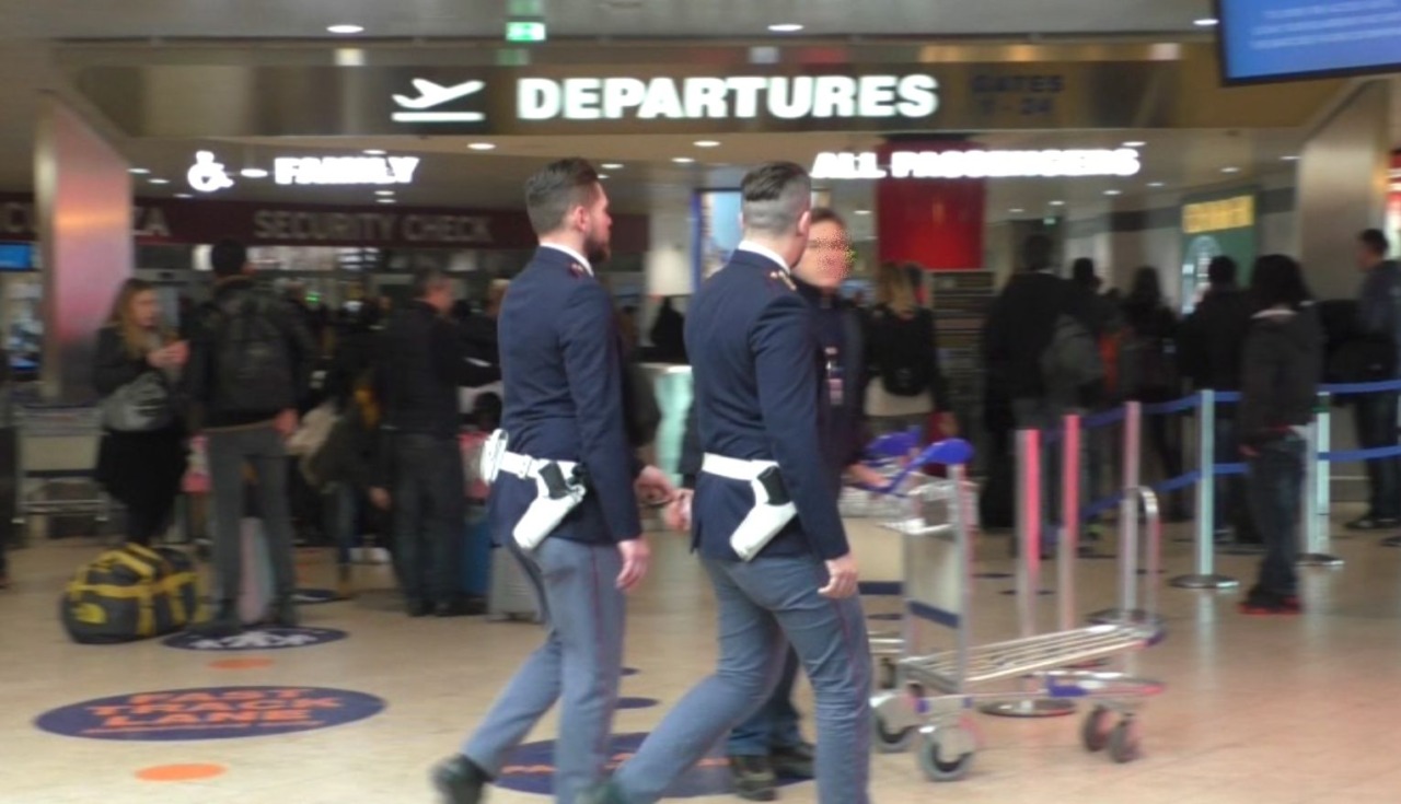 Accusato di violenza sessuale su minori arrestato in aeroporto