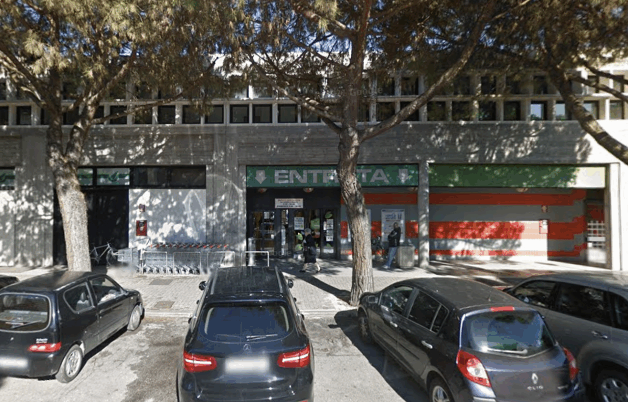 Tentano di rubare superalcolici al supermercato, fermati un 23enne e una 26enne
