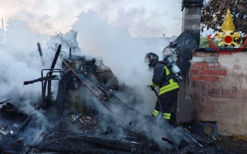 Due incendi in poche ore: Vigili del fuoco in azione a Calto e Rovigo
