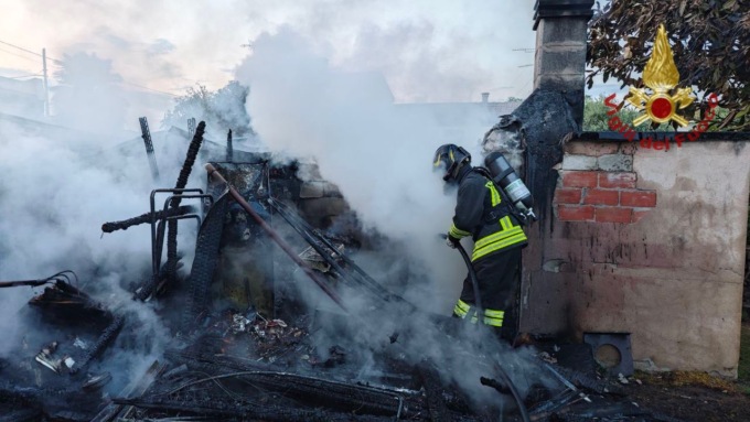 Due incendi in poche ore: Vigili del fuoco in azione a Calto e Rovigo