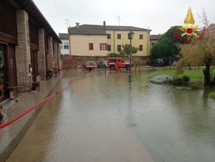 Il maltempo si abbatte su Rovigo e Padova: 30 interventi dei vigili del fuoco (e 110 chiamate in coda)