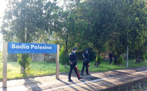 Nascondevano la droga in un parcheggio e nei campi: perquisiti in cinque, scatta un arresto