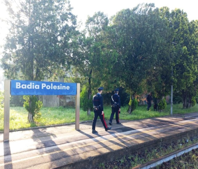 Nascondevano la droga in un parcheggio e nei campi: perquisiti in cinque, scatta un arresto
