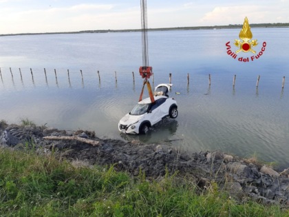 Finisce nella laguna con l’auto, ma riesce a cavarsela da solo