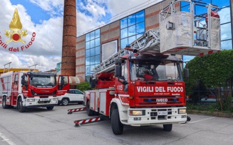 Incendio sul tetto del centro commerciale di Lendinara