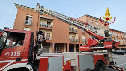 La grondaia cede e le tegole precipitano danneggiando tre auto
