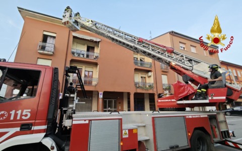 La grondaia cede e le tegole precipitano danneggiando tre auto
