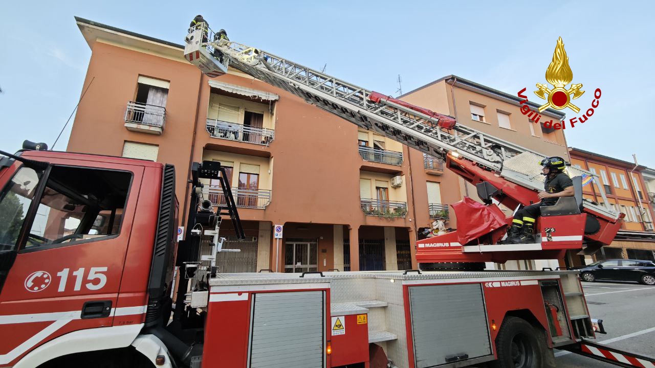 La grondaia cede e le tegole precipitano danneggiando tre auto