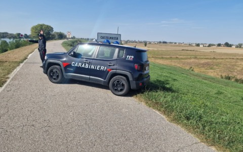 Minaccia i carabinieri con una carabina e li colpisce con dei sassi, poi dà fuoco alla propria camera da letto