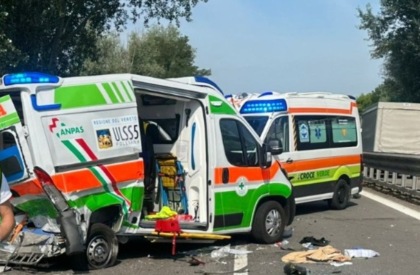 Auto tampona un’ambulanza sulla SS Transpolesana: quattro feriti, due in codice rosso