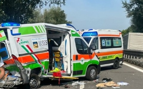 Auto tampona un’ambulanza sulla SS Transpolesana: quattro feriti, due in codice rosso
