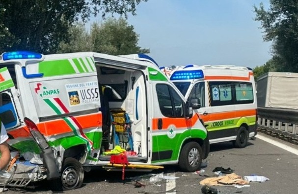 Auto tampona un’ambulanza sulla SS Transpolesana: quattro feriti, due in codice rosso